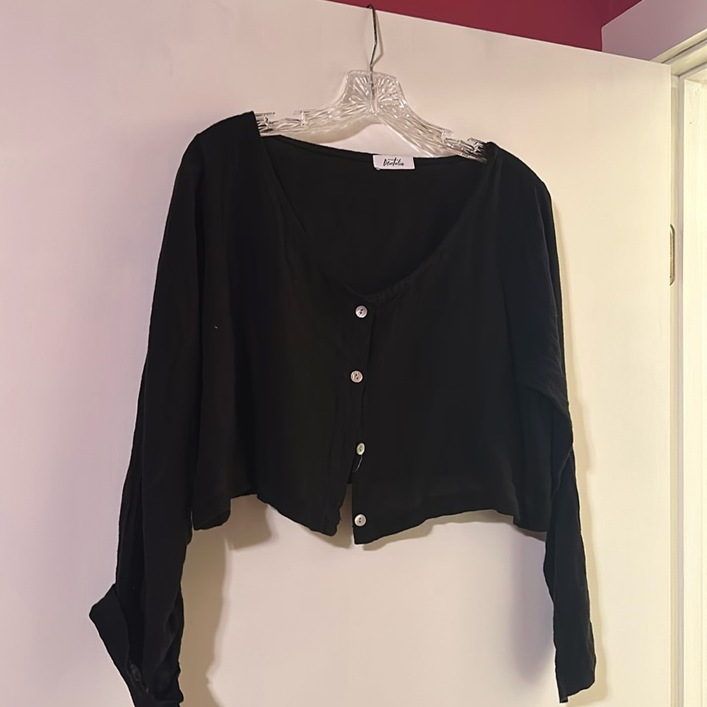 High quality linen cropped jacket in black by Devitalia, fits size s to m.